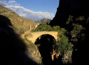 Mittelalterliche Brücken der Sierra und des Diablo. Olvena